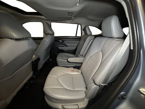 Used 2021 Toyota Highlander XLE AWD/4WD image 13