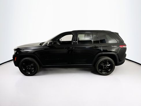 Used 2023 Jeep Grand Cherokee Altitude AWD/4WD image 8