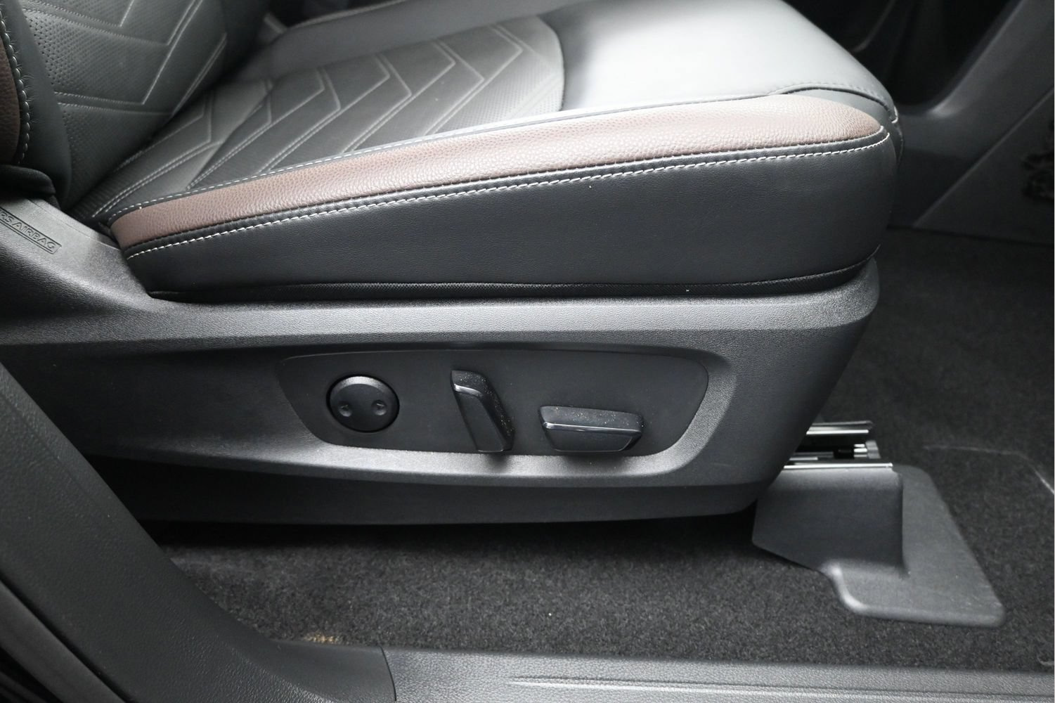 Certified 2025 Nissan Pathfinder Platinum w/ Cargo Package FWD image 16