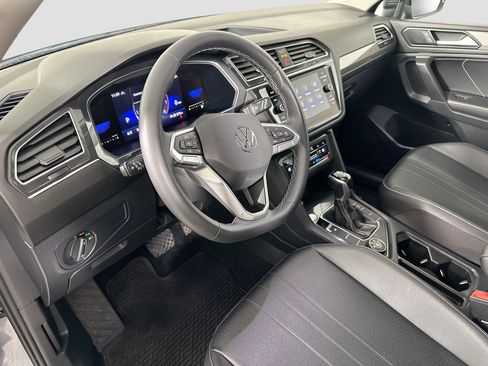 Certified 2022 Volkswagen Tiguan SE image 9