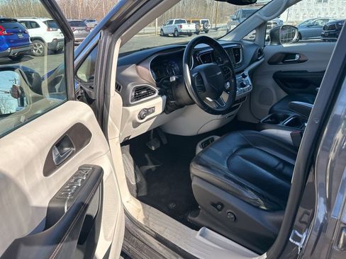 Used 2018 Chrysler Pacifica Touring-L image 12