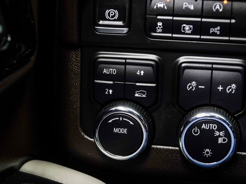 Used 2025 Chevrolet Suburban LT image 37