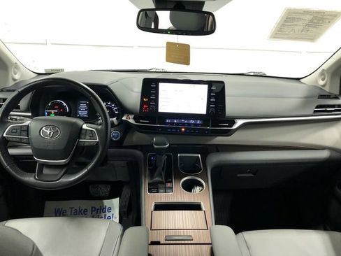 Used 2021 Toyota Sienna XLE image 14