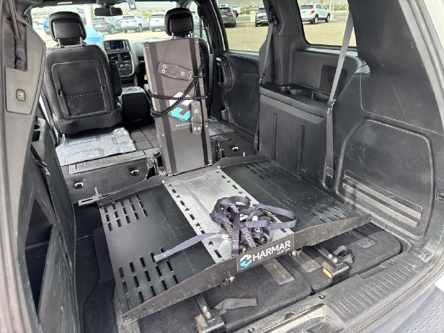 Used 2019 Dodge Grand Caravan SXT w/ Blacktop Package FWD image 25