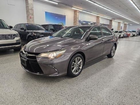 Used 2016 Toyota Camry SE w/ Moonroof Package FWD image 1