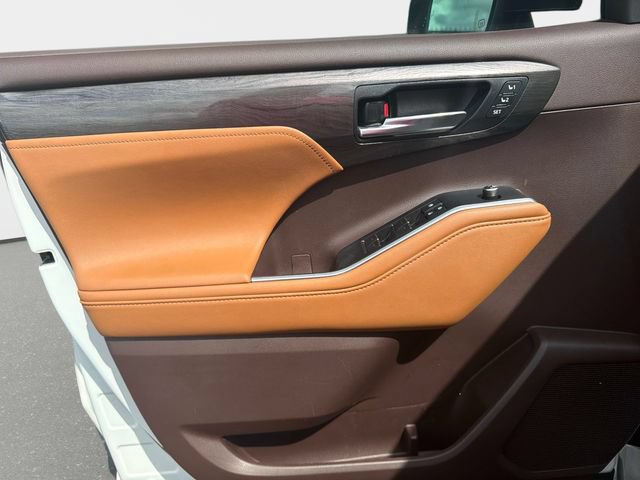 Used 2020 Toyota Highlander Platinum AWD/4WD image 14