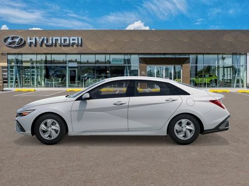 New 2026 Hyundai Elantra SE FWD image 3