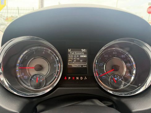 Used 2014 Chrysler Town & Country Touring FWD image 22