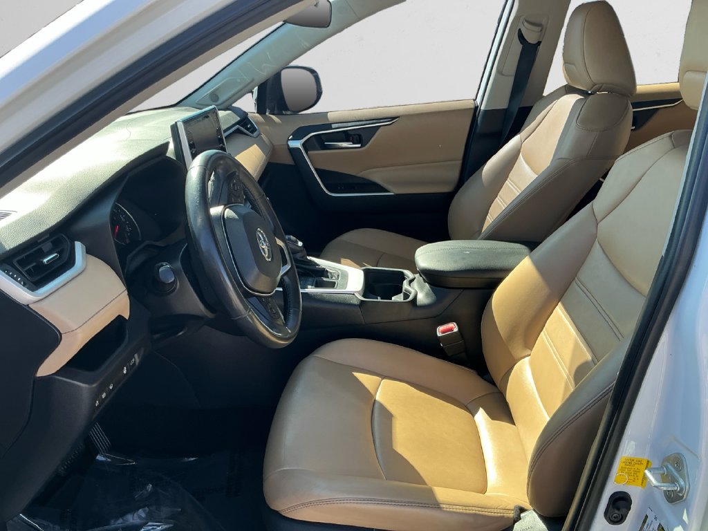 Used 2019 Toyota RAV4 XLE Premium w/ Cold Weather Package AWD/4WD image 9