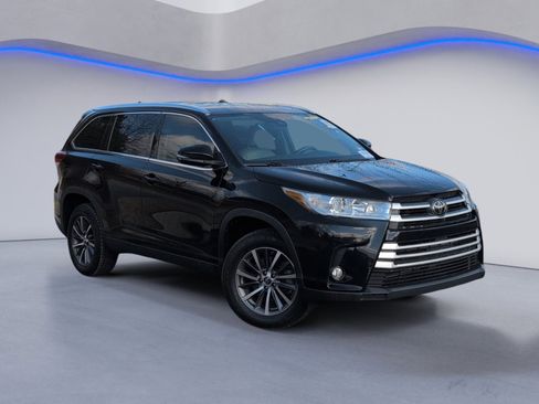 Used 2019 Toyota Highlander XLE image 2
