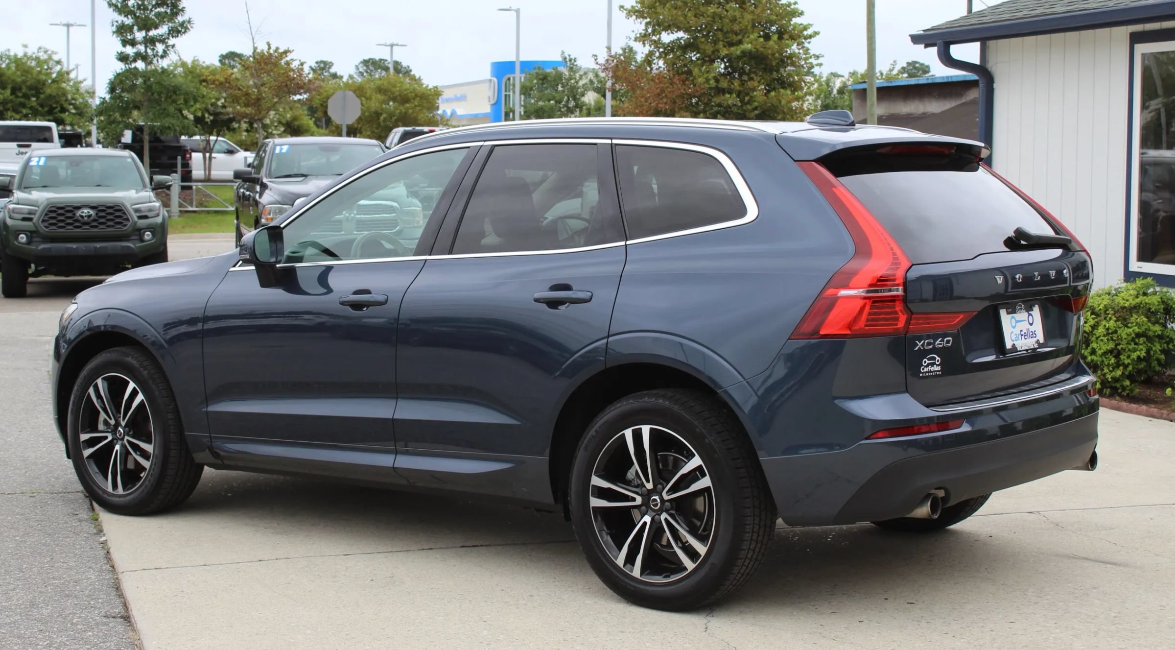 Used 2021 Volvo XC60 T5 Momentum w/ Premium Package FWD image 3