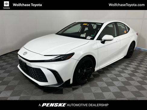 Certified 2025 Toyota Camry SE image 1