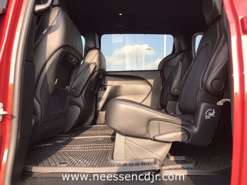 New 2025 Chrysler Pacifica Select w/ Fav Edition Package image 14