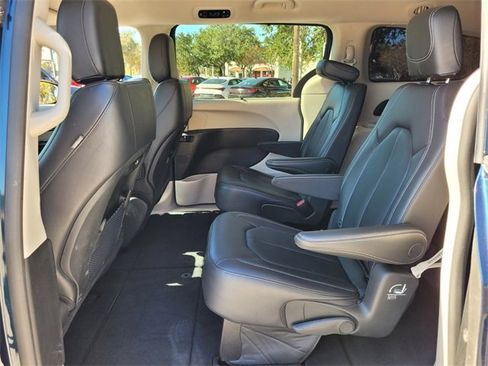 Certified 2022 Chrysler Pacifica Touring-L image 14