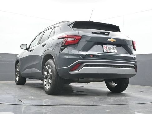 Used 2025 Chevrolet Trax LT FWD image 49
