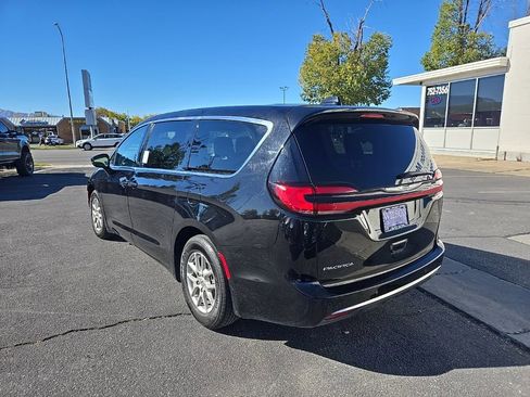 Used 2024 Chrysler Pacifica Touring-L image 7