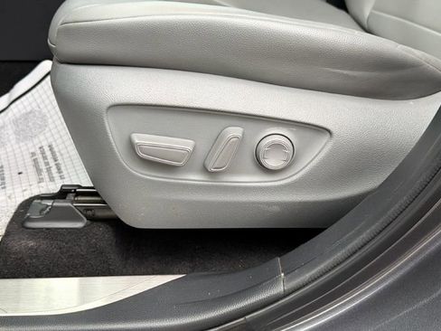 Used 2023 Toyota Highlander XLE FWD image 18