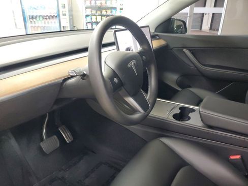 Used 2022 Tesla Model Y Long Range image 18