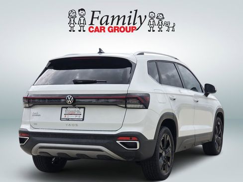 Used 2025 Volkswagen Taos SE FWD image 4