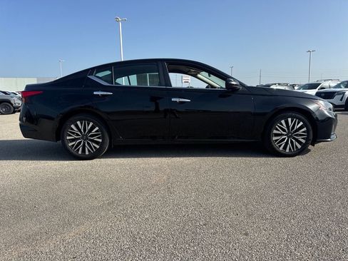 Used 2025 Nissan Altima 2.5 SV FWD image 7