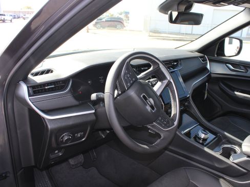 New 2025 Jeep Grand Cherokee Altitude image 22