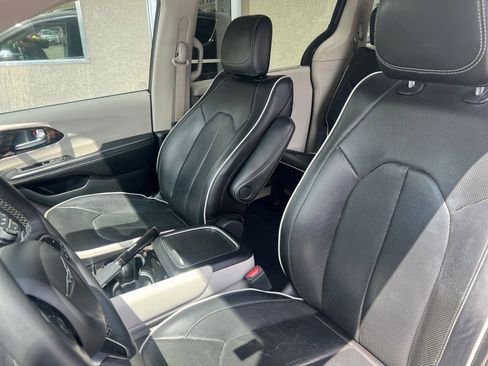 Used 2022 Chrysler Pacifica Limited FWD image 41