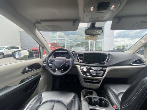 Used 2023 Chrysler Pacifica Touring-L FWD image 4