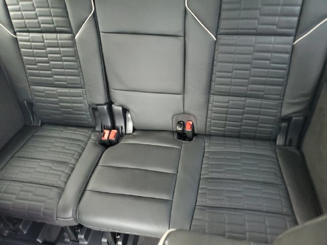 Used 2025 Cadillac Escalade ESV Premium Luxury Platinum w/ LPO, Floor Liner Package AWD/4WD image 32