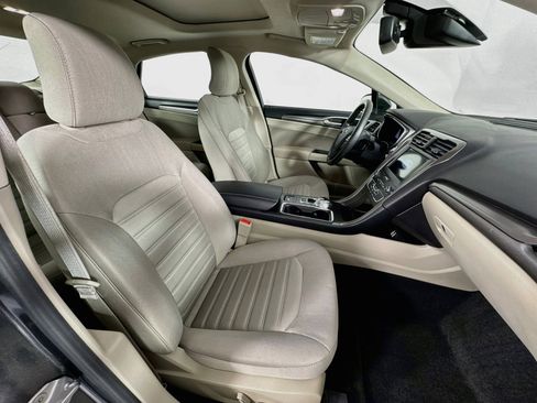 Used 2019 Ford Fusion SE FWD image 26