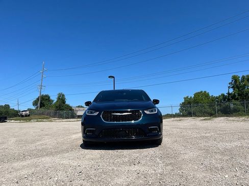 Used 2025 Chrysler Pacifica Select FWD image 4