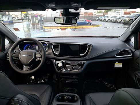 New 2026 Chrysler Pacifica Select image 18