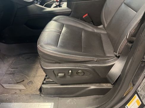 Used 2022 Chevrolet Suburban RST w/ Luxury Package image 5