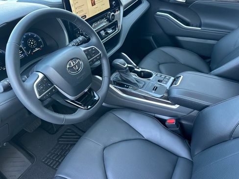 Certified 2026 Toyota Highlander Limited AWD/4WD image 9
