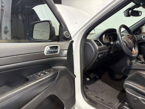 Used 2017 Jeep Grand Cherokee Altitude image 15