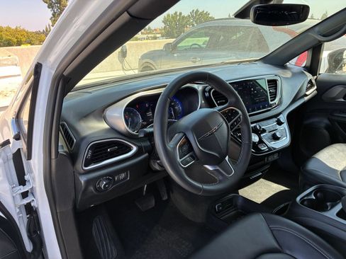 Used 2025 Chrysler Pacifica Select FWD image 34
