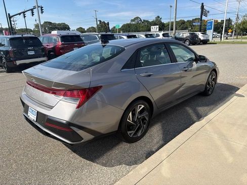 Used 2024 Hyundai Elantra Limited FWD image 8