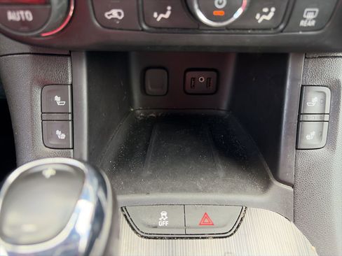 Used 2019 GMC Acadia SLT image 18