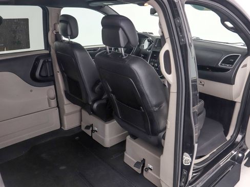 Used 2019 Dodge Grand Caravan SXT FWD image 17