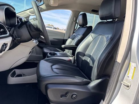 Used 2024 Chrysler Pacifica Touring-L image 18