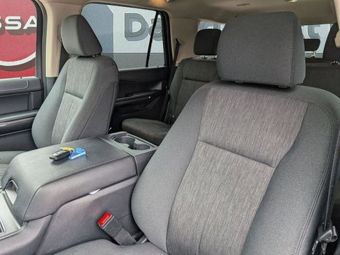 Used 2022 Ford Expedition XLT image 18