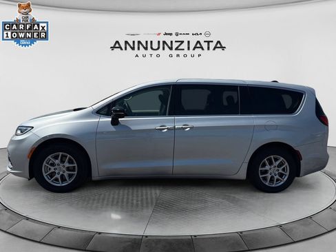 Used 2024 Chrysler Pacifica Touring-L FWD image 2