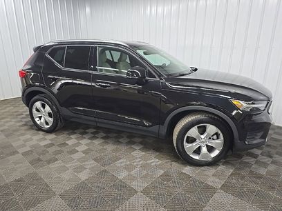 Used 2022 Volvo XC40 T5 Momentum