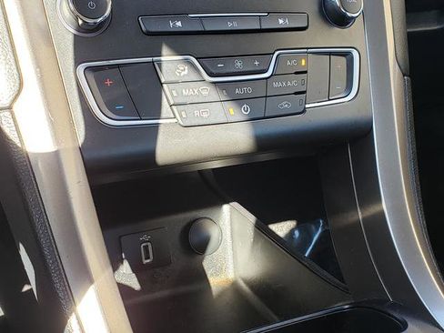 Used 2019 Ford Fusion SE image 24