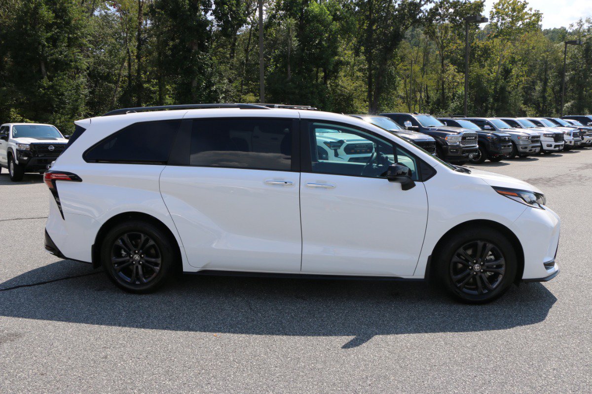 Used 2025 Toyota Sienna XSE AWD/4WD image 9