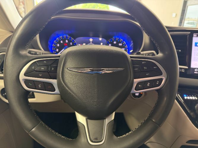 Used 2024 Chrysler Pacifica Touring-L FWD image 14