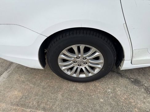 Used 2013 Toyota Sienna XLE image 17