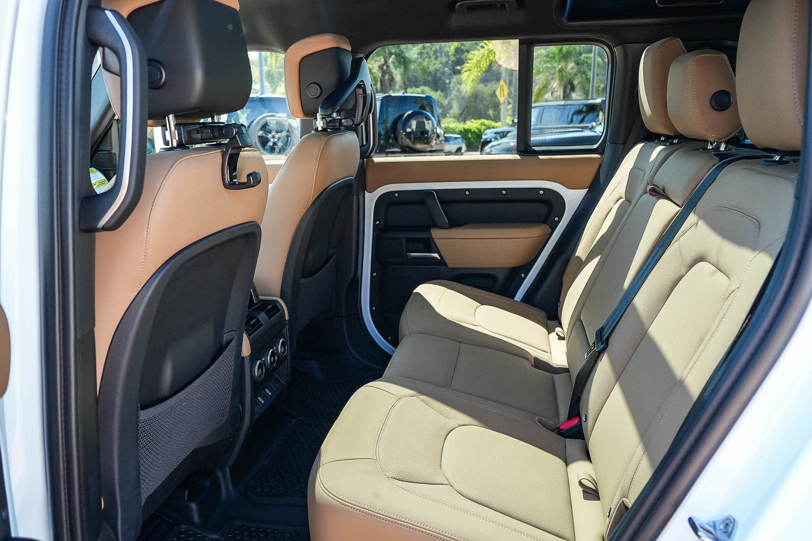 New 2026 Land Rover Defender 110 X-Dynamic SE AWD/4WD image 18