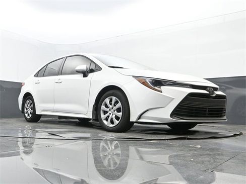 Used 2025 Toyota Corolla LE image 9