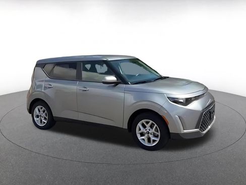 Used 2025 Kia Soul LX w/ LX Technology Package FWD image 2