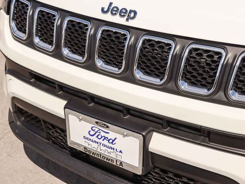 Used 2023 Jeep Compass Latitude AWD/4WD image 8